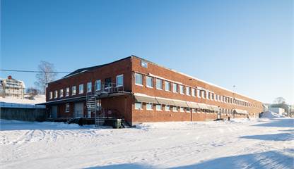 Fastighetens norra kortsida och västra långsida, mot Bromsvägen Bromsvägen 1