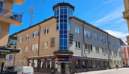 Fastighetens fasad mot Vängåvan vid korsningen Bankgatan/Kyrkogatan Bankgatan 13