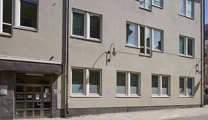 Fastighetens mot Bankgatan, med entrén till trapphuset Bankgatan 13