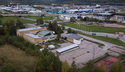 Fastigheten har gott om parkeringsytor, med gott om p-platser med motorvärmare, carport samt en stor Antennvägen 2
