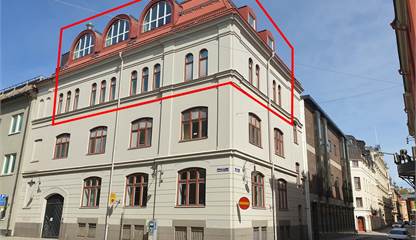Fastighetens fasad mot korsningen Rådhusgatan/Nybrogatan