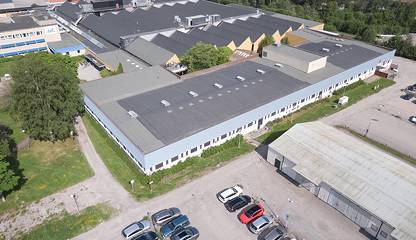 Flygbild över fastigheten vid Bultgatan 10 i Nacksta med delar av den stora gårdsplanen Bultgatan 10