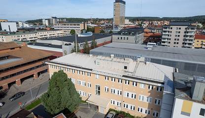Flygbild över den del av fastigheten där lokalerna är belägna på de två översta våningsplanen Storgatan 50