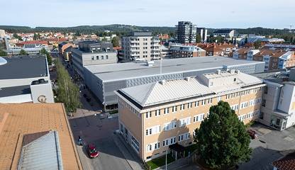 Flygbild över den del av fastigheten där lokalerna är belägna på de två översta våningsplanen Storgatan 50
