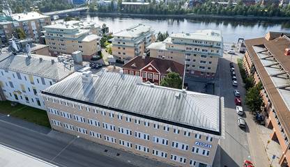 Flygbild över den del av fastigheten där lokalerna är belägna på de två översta våningsplanen Storgatan 50