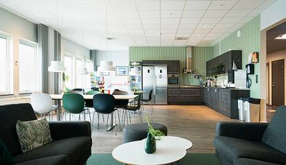 Interiörbild från de gemensamma ytorna som får nyttjas av hyresgästerna i kontorsgemenskapen Handelsvägen 19
