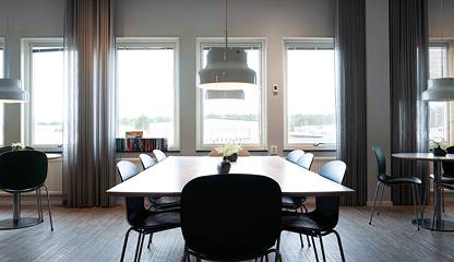 Interiörbild från de gemensamma ytorna som får nyttjas av hyresgästerna i kontorsgemenskapen Handelsvägen 19