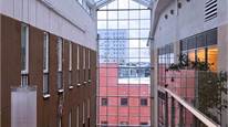 Den invändiga ljusgården ger rikligt med ljusinsläpp Den invändiga ljusgården ger rikligt med ljusinsläpp