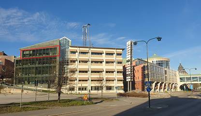 Lokalen har stora panoramafönster mot Strandgatan Torggatan 10