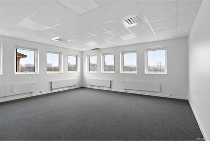 Större arbetsrum/mötesrum med många fönster