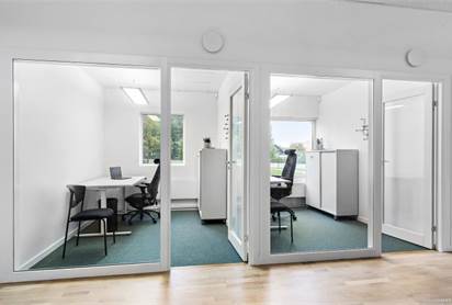 Möblerade kontorsrum - 2 st med fönster