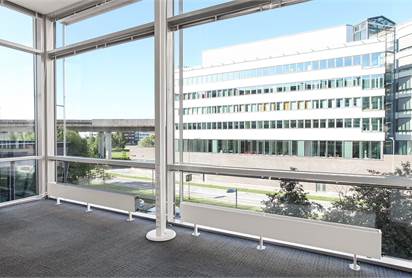 Stora fönster från golv till tak på kontoret i Kista Entré.