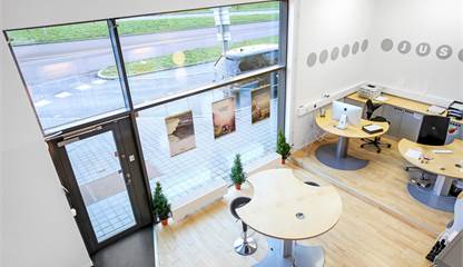 Ljus butikslokal med egen ingång i etage och skyltfönster i Kista Science Tower.