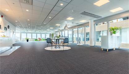 Stort kontorslandskap med fin matta och ljusinsläpp från golv till tak i Kista Science Tower.
