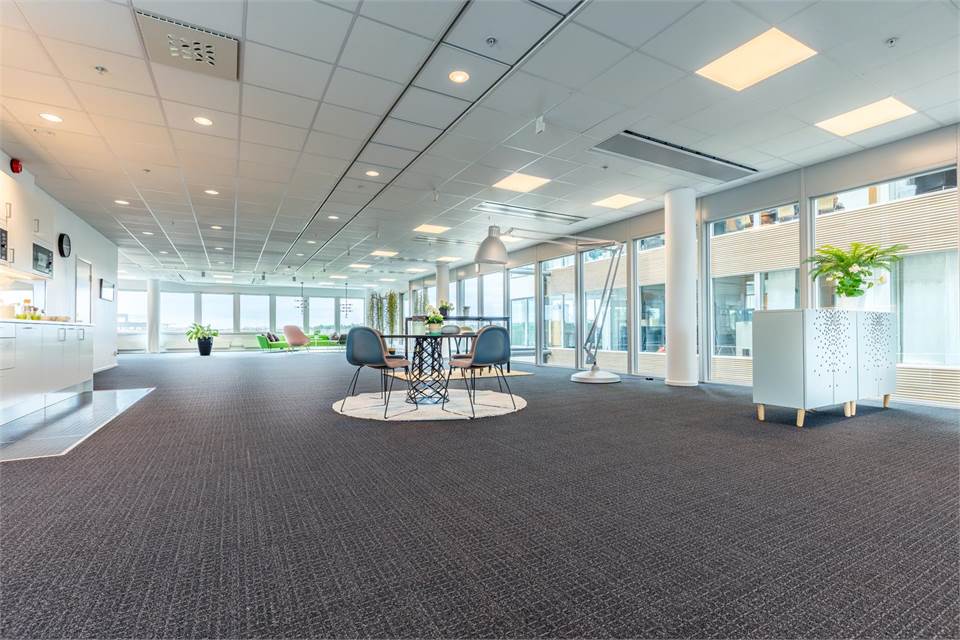 Stort kontorslandskap med fin matta och ljusinsläpp från golv till tak i Kista Science Tower.