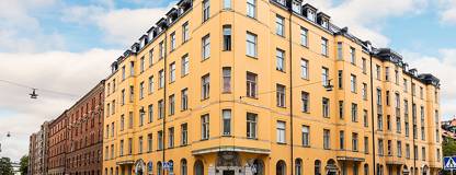 Husfasaden med egen ingång från hörnet Sibyllegatan 46