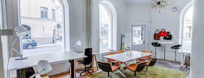 Lounge med flexibla och fasta arbetsplatser att hyra samt mötesbord för spontana möten Sibyllegatan 46