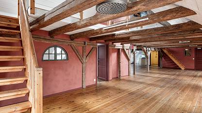 Från den öppna planlösningen finns det ytterligare två rum på översta planet Ledig lokal, Stora Östergatan 18, Centralt, Ystad