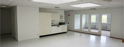 Rum i mitten av lokalen med köksdel Östermalmsgatan 132