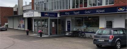 Entré mot kyrkogatan Åkerstagatan 2C