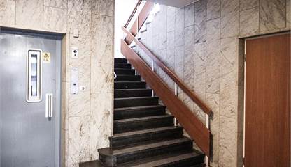 Trappen upp till kontoret Östra Storgatan 5