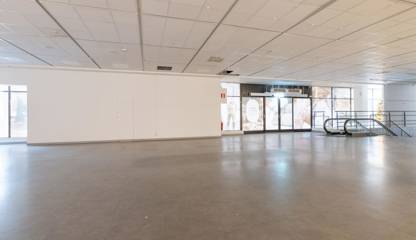 Lokalen sedd från entréplan ut mot shoppinggatan Kungsgatan 24