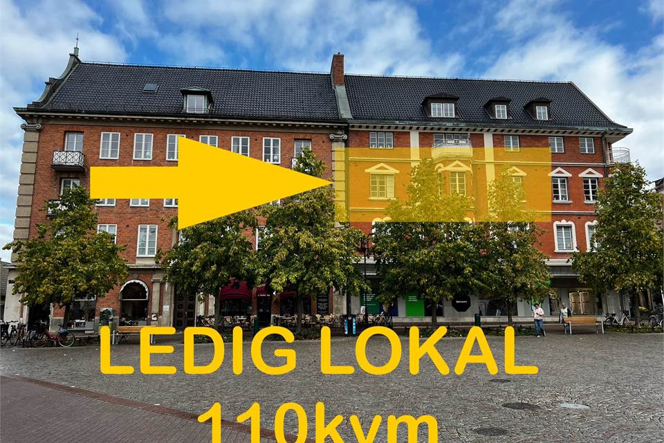 Ledig lokal 110 kvm, tre kontorsrum, två toaletter och kök i anrik fastighet mitt i centrala Hässleholm.