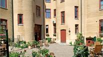 Lugn och trevlig innergård Lugn och trevlig innergård