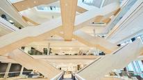 Atrium som ger ytterligare ljus i byggnaden Atrium som ger ytterligare ljus i byggnaden