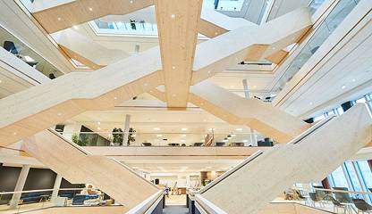 Atrium som ger ytterligare ljus i byggnaden Herrjärva torg 4