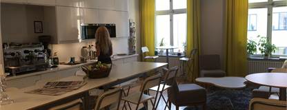 Vår lounge/kök med microvågsugnar, diskmaskiner, kylskåp, frys och en italiens espressomaskin