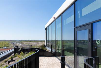 Lokalen har en egen terrass i söderläge och med utsikt över Öresund