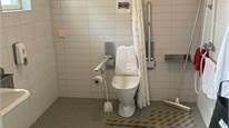 Rymligt handikappanpassat duschrum