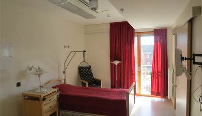 Moderna och ljusa patientrum fullt utrustade med eget duschrum och flertalet med fransk balkong