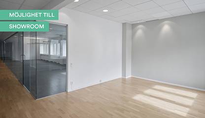 Ljus lokal med trägolv, glasade kontorspartier och öppen yta. Hemvärnsgatan 22