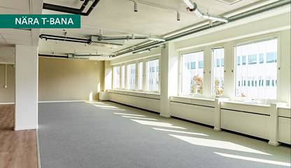 Referensbild av öppen arbetsyta med stora fönster, gott om dagsljus och flexibla kontorsytor. Vretenvägen 2