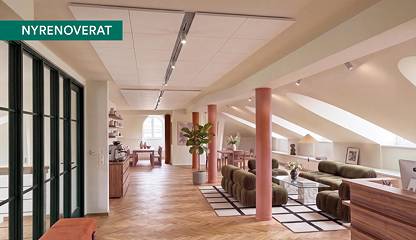 Visionsbild av en nyrenoverad entré med reception, loungeyta, trägolv, stora takfönster och modern i Nybrokajen 5