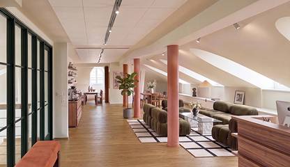 Visionsbild av nyrenoverad entré med reception och lounge-yta Nybrokajen 5