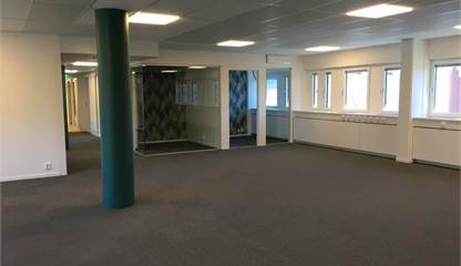 Kontorslandskap med vy över två samtalsrum Kungsgatan 43