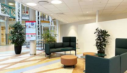I entrén finns det både plats för besökare att slå sig ner medans dem väntar eller touchdown platser för den som önskar. Fabriksgatan 18