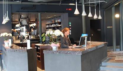 I entrén möts både besökare och hyresgäster av receptionist Polhemsplatsen 5