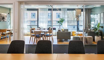 Mötesrummet går att öppna upp till en större som passar utmärkt till gemensamma möten Odinsgatan 10