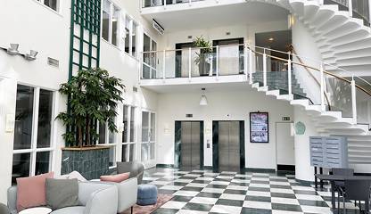 Välkommen in genom den pampiga entrén Gårdatorget 2