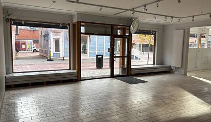 Butiksfönster och entré mot Kyrkogatan Kyrkogatan 10