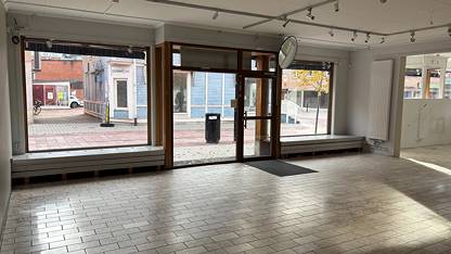 Butiksfönster och entré mot Kyrkogatan Ledig lokal, Kyrkogatan 10, Centrum, Mora