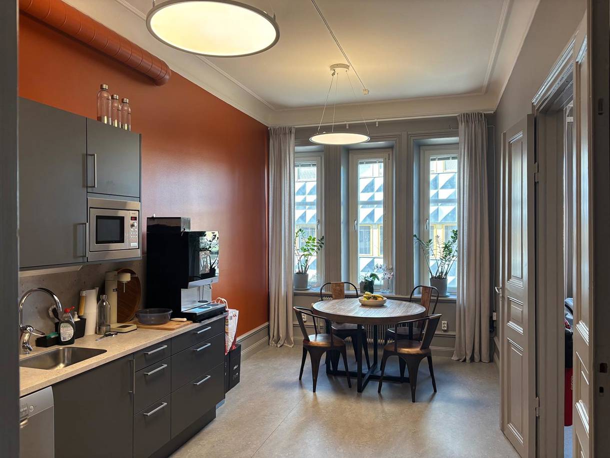 Borganäsvägen 42, Centrum