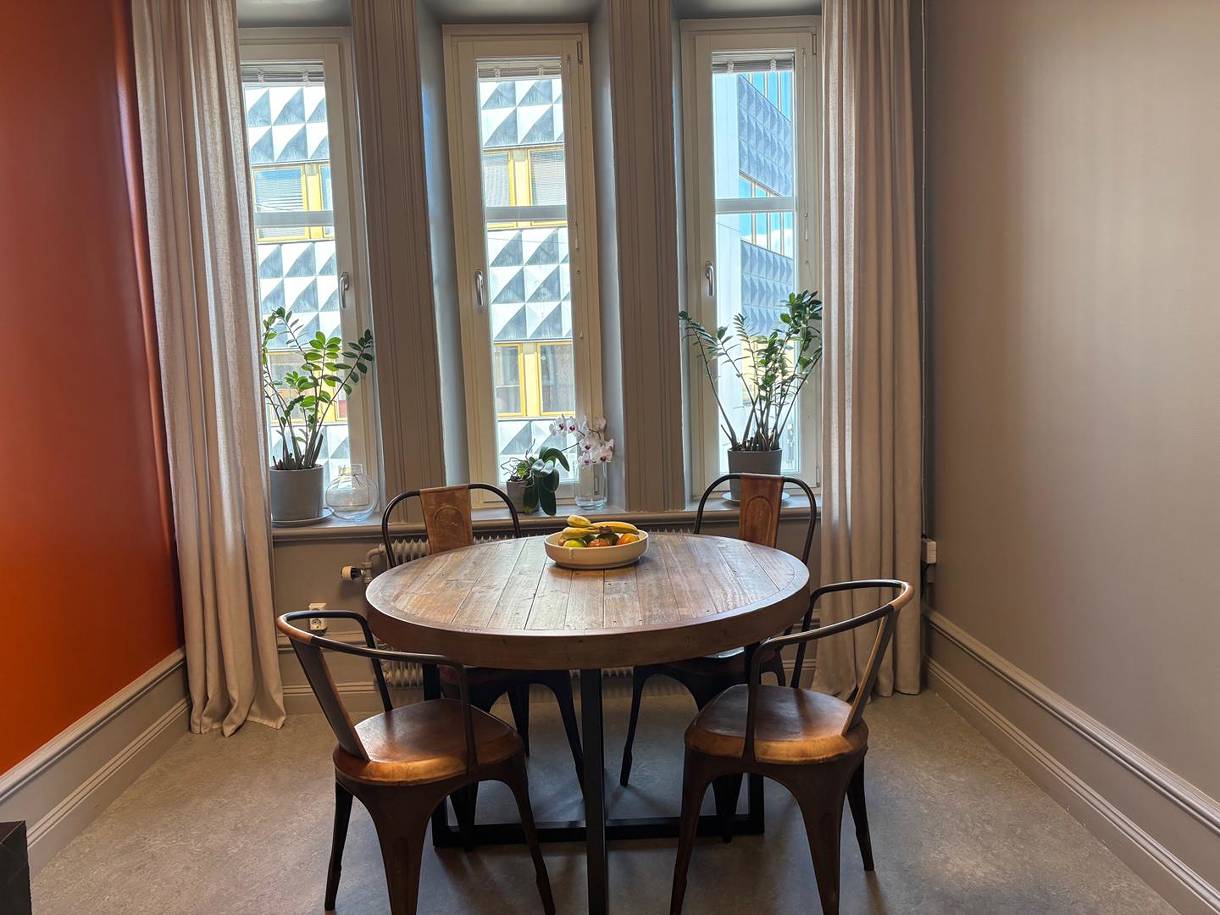 Borganäsvägen 42, Centrum