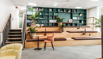 Gradäng i anslutning till kontorslandskap och lounge Lindhagensgatan 72-76