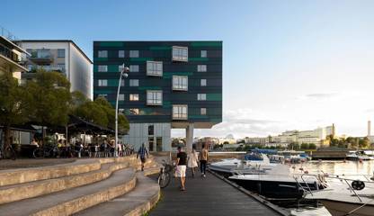 Skärgårdskänsla mitt i stan. Här får ni en unik blandning av stadspulsen och havets lugn. Hammarby Fabriksväg 43