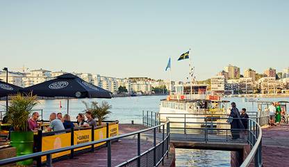 Skärgårdskänsla mitt i stan. I Hammarby Sjöstad får ni en unik blandning av stadspulsen och havets lugn. Hammarby Fabriksväg 43